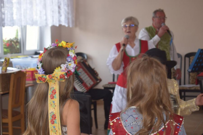 Wakacje z GOKiem i Biblioteką - wizyta kapeli Kostomłocianie