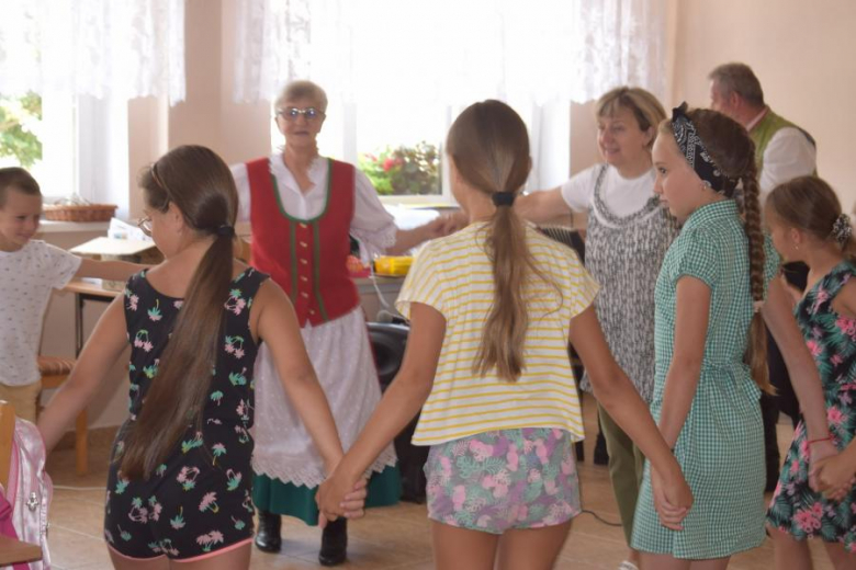 Wakacje z GOKiem i Biblioteką - wizyta kapeli Kostomłocianie