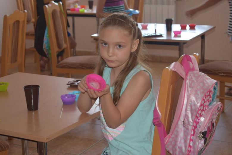 Wakacje z GOKiem i Biblioteką - mydełka i budowanie z rurek