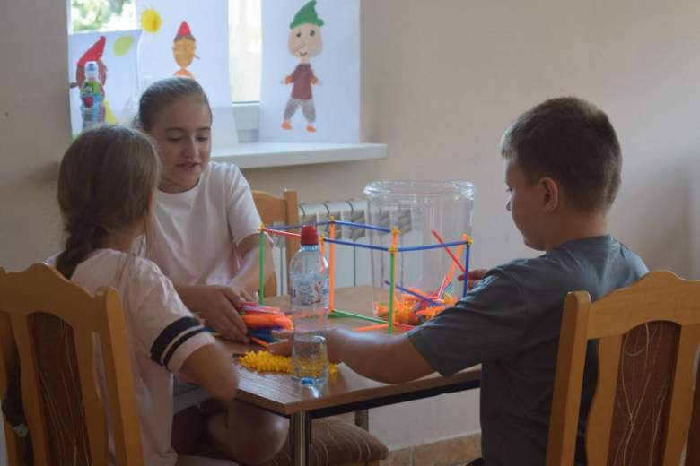 Wakacje z GOKiem i Biblioteką - mydełka i budowanie z rurek