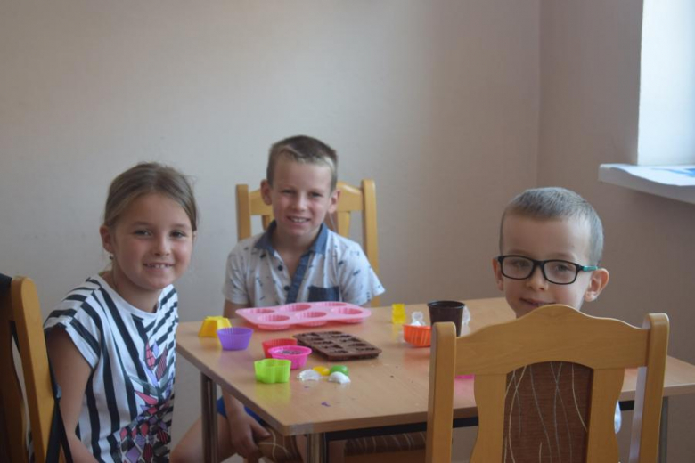 Wakacje z GOKiem i Biblioteką - mydełka i budowanie z rurek