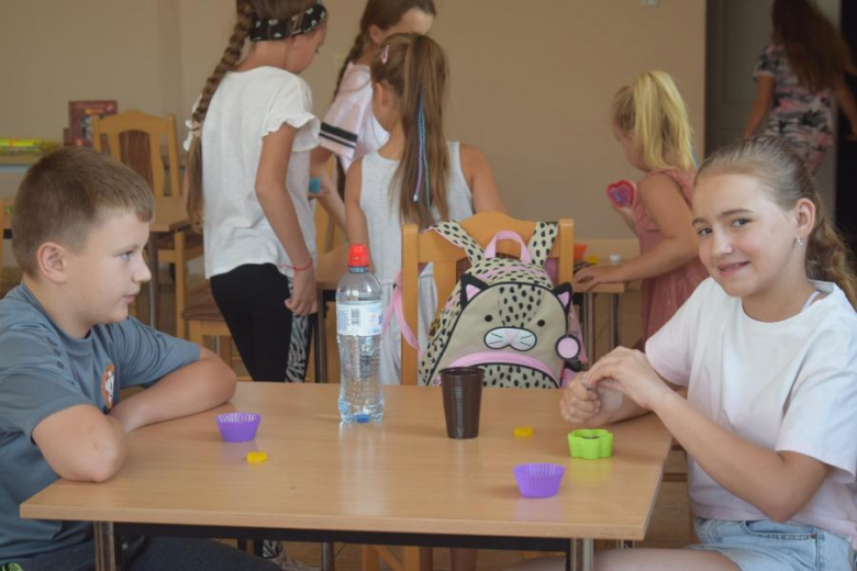 Wakacje z GOKiem i Biblioteką - mydełka i budowanie z rurek