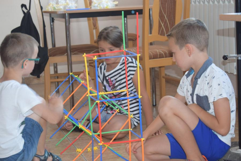 Wakacje z GOKiem i Biblioteką - mydełka i budowanie z rurek