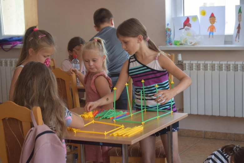 Wakacje z GOKiem i Biblioteką - mydełka i budowanie z rurek