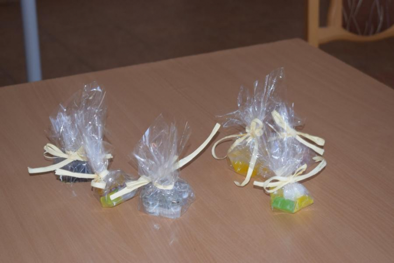 Wakacje z GOKiem i Biblioteką - mydełka i budowanie z rurek