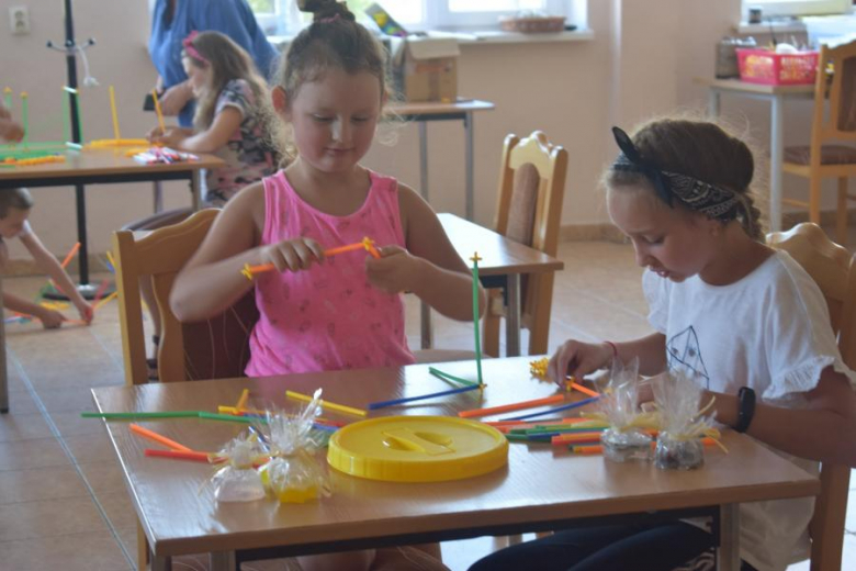 Wakacje z GOKiem i Biblioteką - mydełka i budowanie z rurek