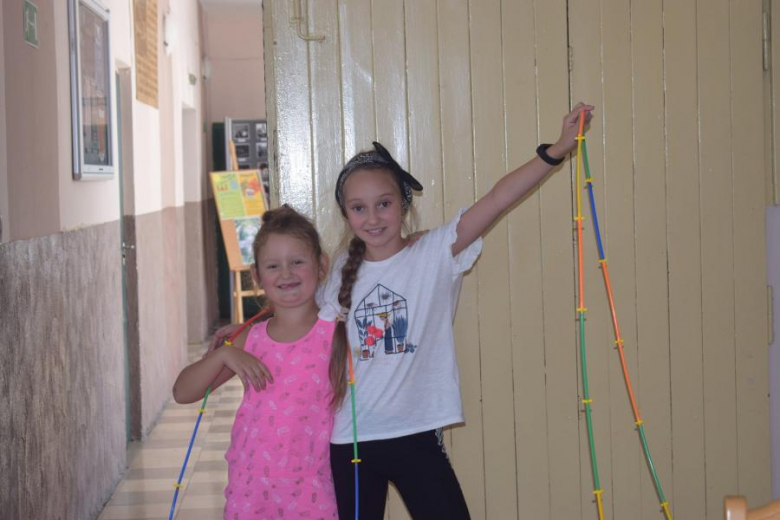 Wakacje z GOKiem i Biblioteką - mydełka i budowanie z rurek