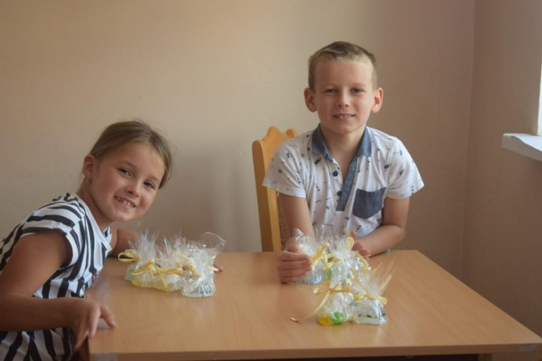 Wakacje z GOKiem i Biblioteką - mydełka i budowanie z rurek