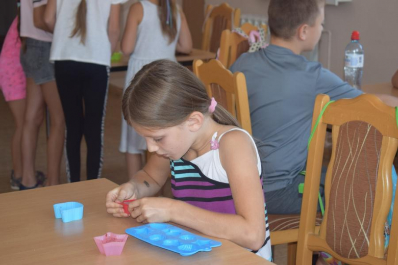 Wakacje z GOKiem i Biblioteką - mydełka i budowanie z rurek