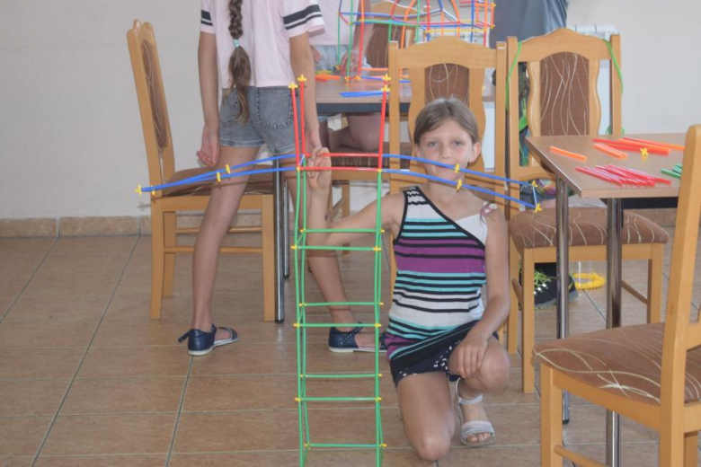 Wakacje z GOKiem i Biblioteką - mydełka i budowanie z rurek