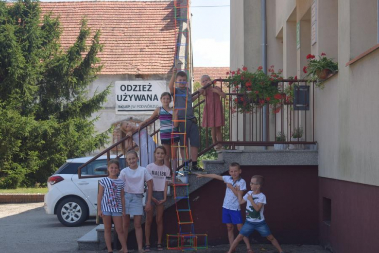 Wakacje z GOKiem i Biblioteką - mydełka i budowanie z rurek