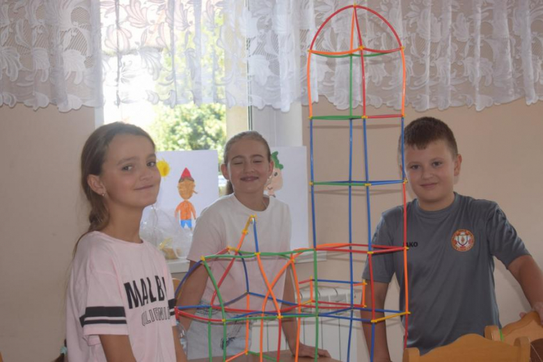 Wakacje z GOKiem i Biblioteką - mydełka i budowanie z rurek