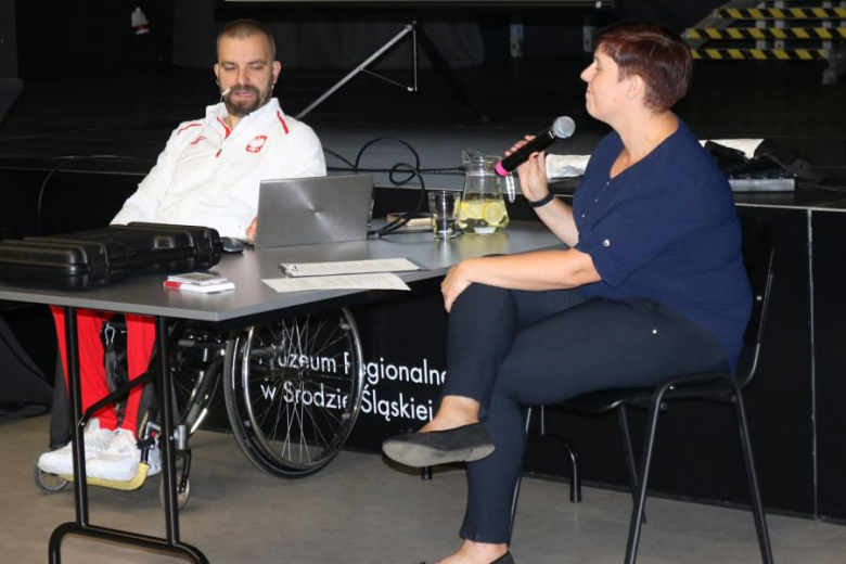 Spotkanie licealistów z paraolimpijczykiem Filipem Rodzikiem