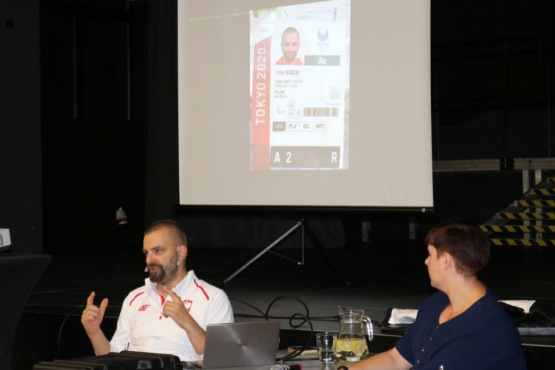 Spotkanie licealistów z paraolimpijczykiem Filipem Rodzikiem