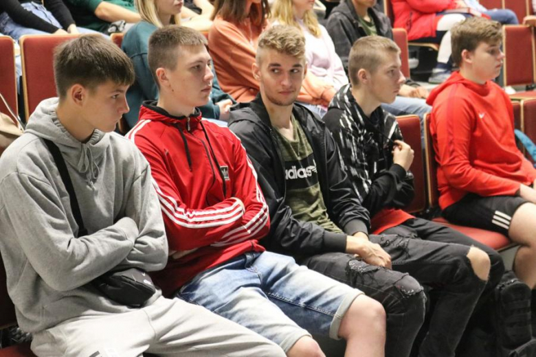 Spotkanie licealistów z paraolimpijczykiem Filipem Rodzikiem