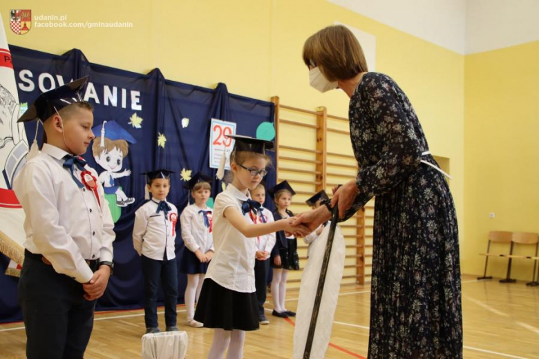 Pasowanie pierwszoklasistów w szkole podstawowej w Ujeździe Górnym
