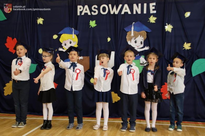 Pasowanie pierwszoklasistów w szkole podstawowej w Ujeździe Górnym