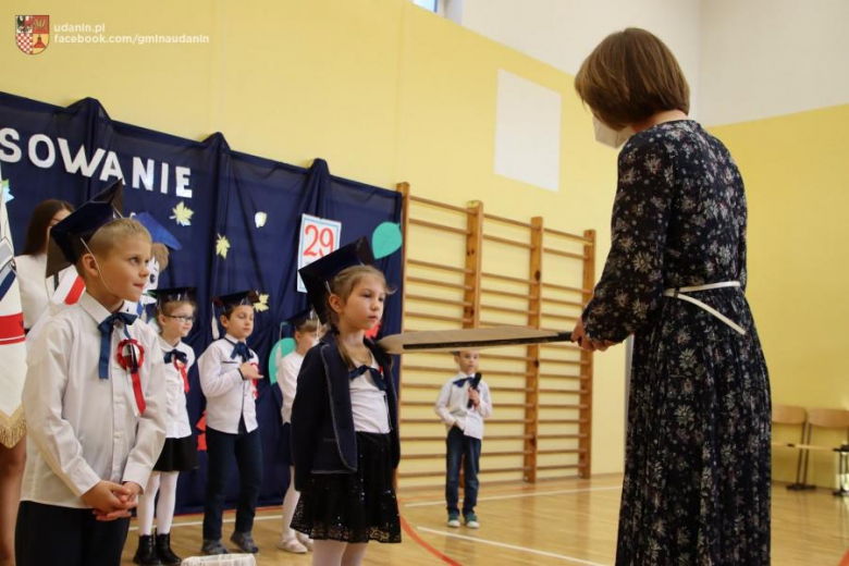 Pasowanie pierwszoklasistów w szkole podstawowej w Ujeździe Górnym