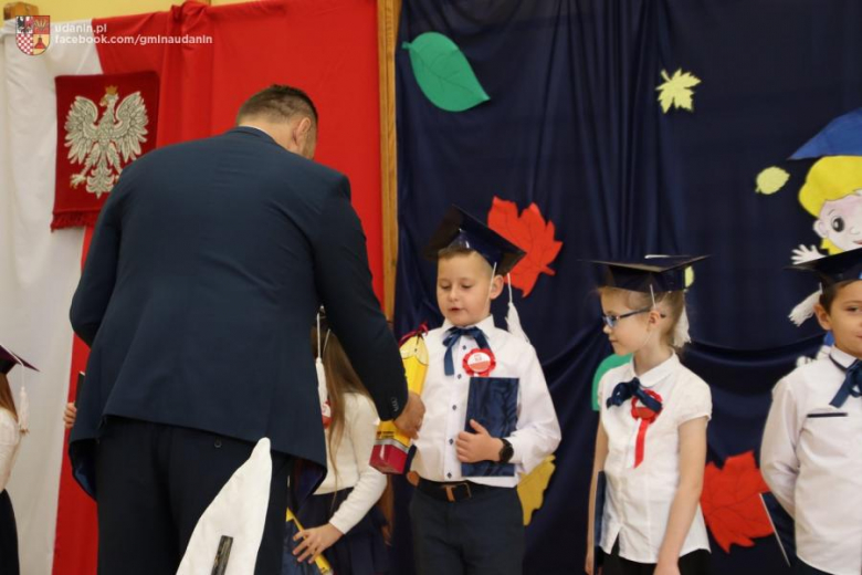 Pasowanie pierwszoklasistów w szkole podstawowej w Ujeździe Górnym