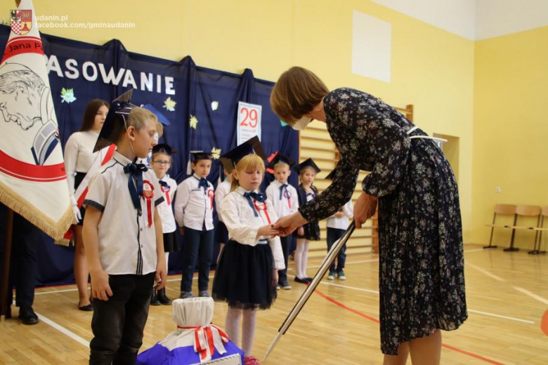 Pasowanie pierwszoklasistów w szkole podstawowej w Ujeździe Górnym