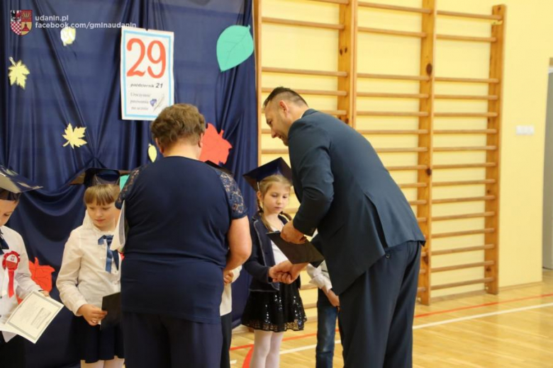 Pasowanie pierwszoklasistów w szkole podstawowej w Ujeździe Górnym