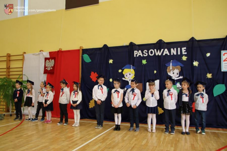 Pasowanie pierwszoklasistów w szkole podstawowej w Ujeździe Górnym