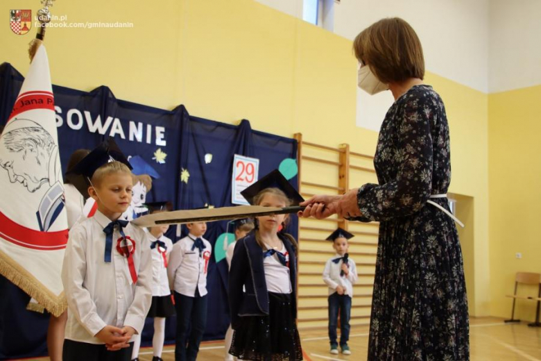 Pasowanie pierwszoklasistów w szkole podstawowej w Ujeździe Górnym