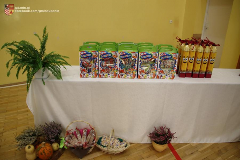 Pasowanie pierwszoklasistów w szkole podstawowej w Ujeździe Górnym