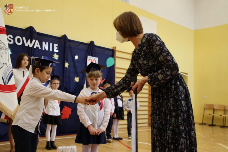 Pasowanie pierwszoklasistów w szkole podstawowej w Ujeździe Górnym