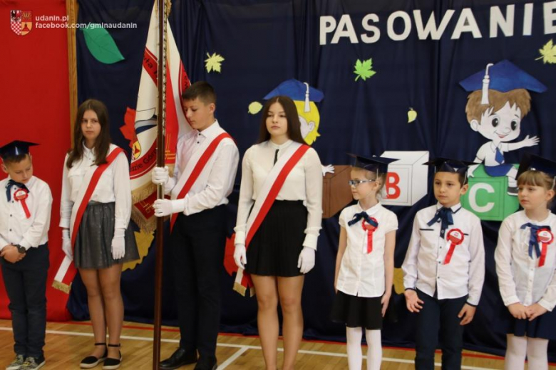 Pasowanie pierwszoklasistów w szkole podstawowej w Ujeździe Górnym