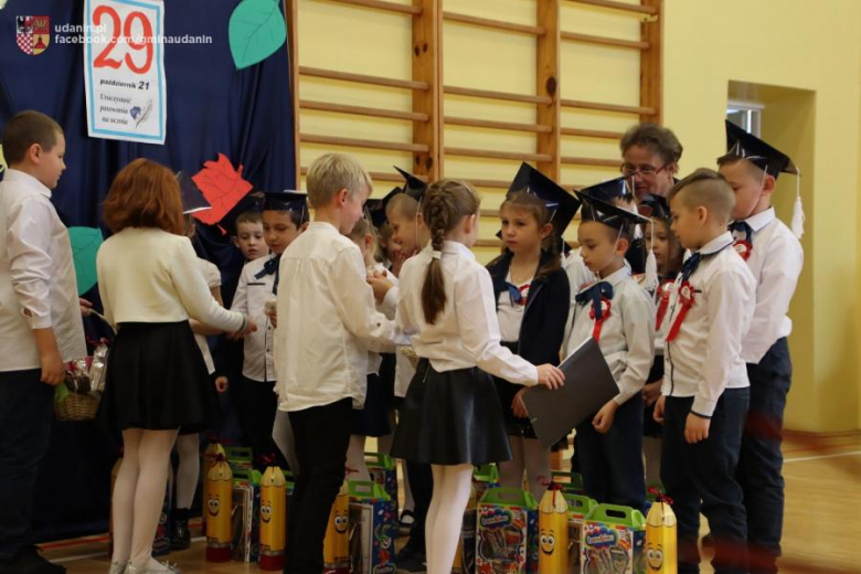 Pasowanie pierwszoklasistów w szkole podstawowej w Ujeździe Górnym