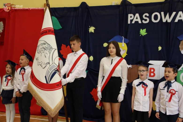 Pasowanie pierwszoklasistów w szkole podstawowej w Ujeździe Górnym