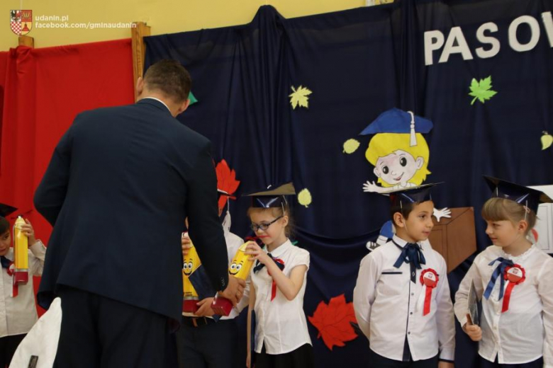 Pasowanie pierwszoklasistów w szkole podstawowej w Ujeździe Górnym