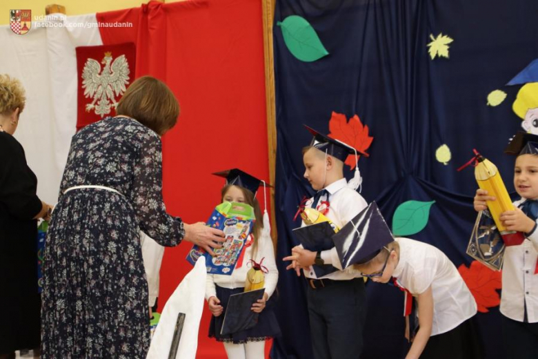 Pasowanie pierwszoklasistów w szkole podstawowej w Ujeździe Górnym