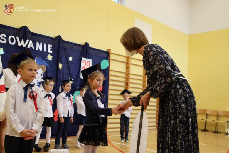 Pasowanie pierwszoklasistów w szkole podstawowej w Ujeździe Górnym