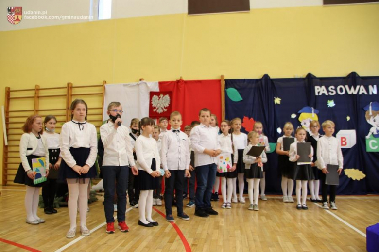 Pasowanie pierwszoklasistów w szkole podstawowej w Ujeździe Górnym