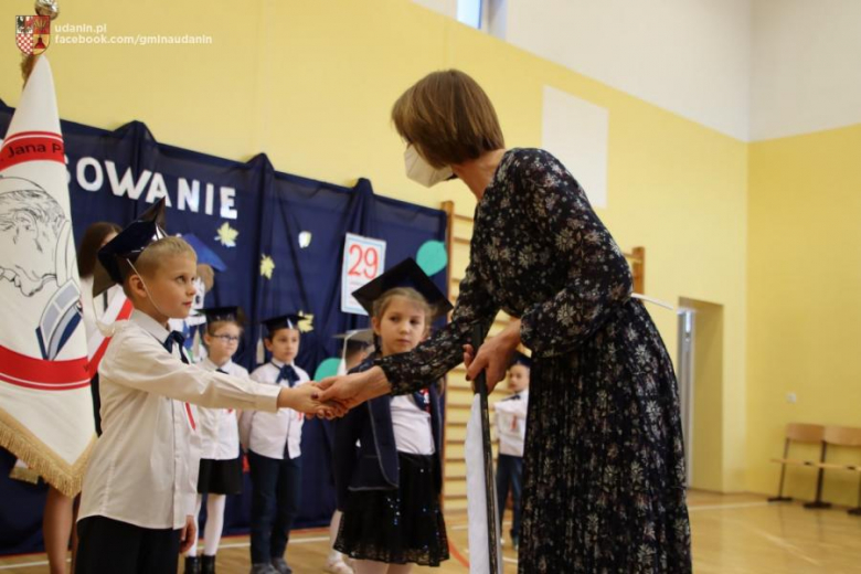 Pasowanie pierwszoklasistów w szkole podstawowej w Ujeździe Górnym