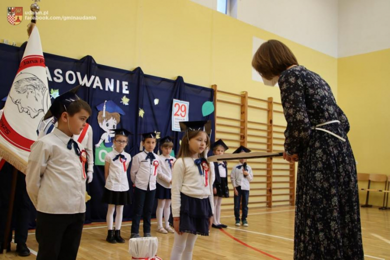 Pasowanie pierwszoklasistów w szkole podstawowej w Ujeździe Górnym