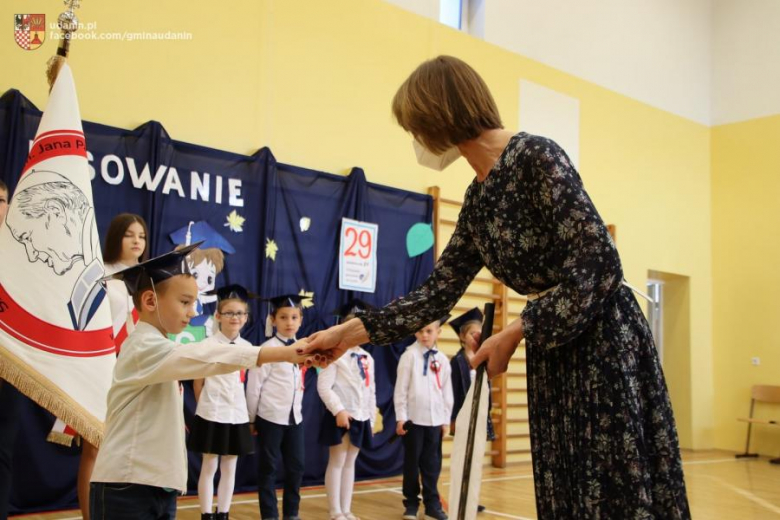 Pasowanie pierwszoklasistów w szkole podstawowej w Ujeździe Górnym