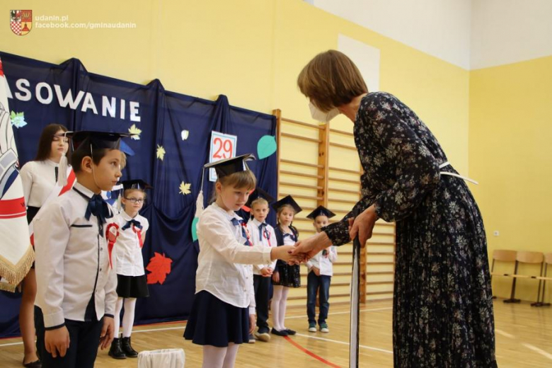 Pasowanie pierwszoklasistów w szkole podstawowej w Ujeździe Górnym