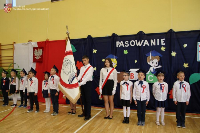 Pasowanie pierwszoklasistów w szkole podstawowej w Ujeździe Górnym