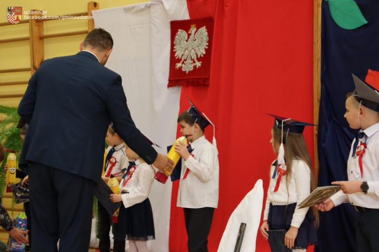 Pasowanie pierwszoklasistów w szkole podstawowej w Ujeździe Górnym
