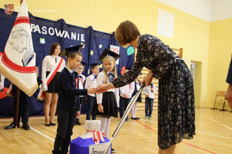 Pasowanie pierwszoklasistów w szkole podstawowej w Ujeździe Górnym
