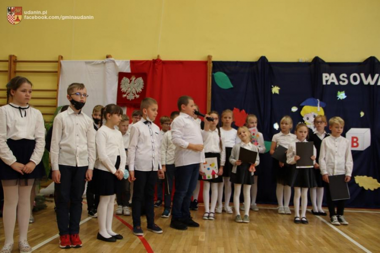 Pasowanie pierwszoklasistów w szkole podstawowej w Ujeździe Górnym