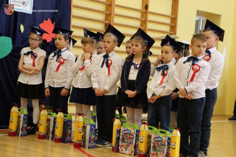 Pasowanie pierwszoklasistów w szkole podstawowej w Ujeździe Górnym