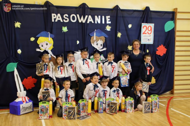 Pasowanie pierwszoklasistów w szkole podstawowej w Ujeździe Górnym