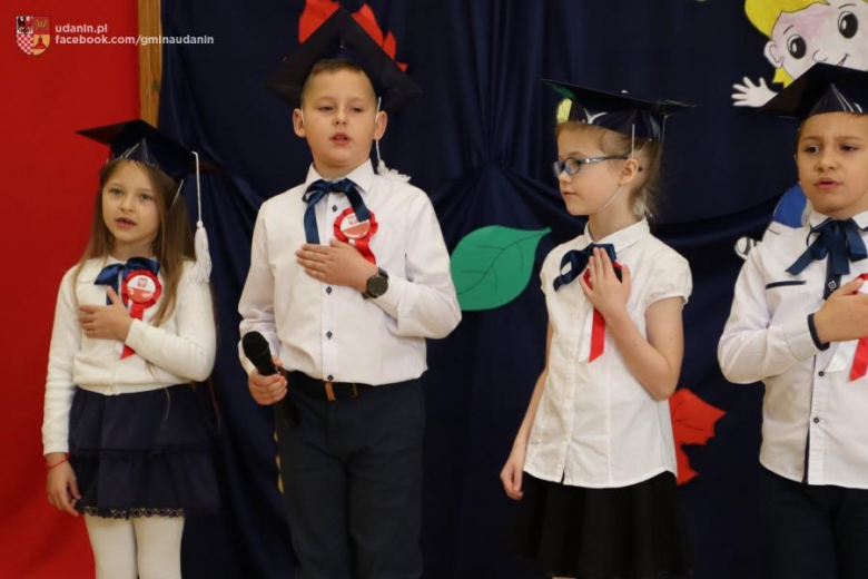 Pasowanie pierwszoklasistów w szkole podstawowej w Ujeździe Górnym