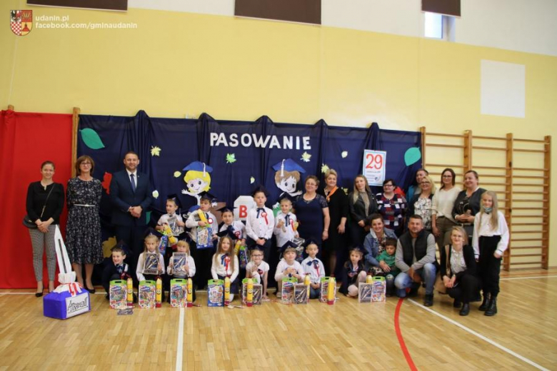 Pasowanie pierwszoklasistów w szkole podstawowej w Ujeździe Górnym
