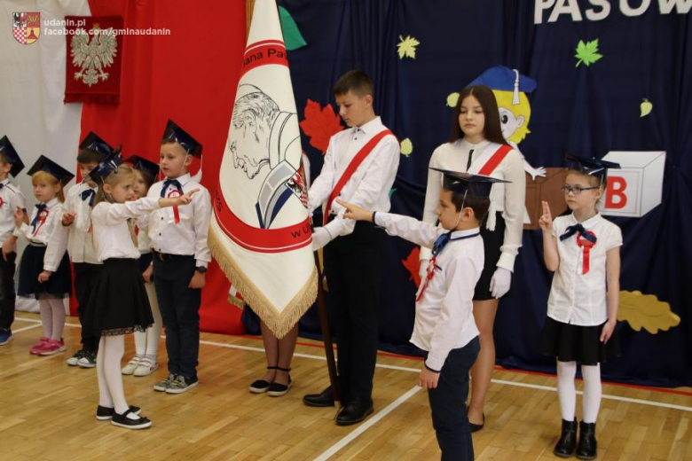 Pasowanie pierwszoklasistów w szkole podstawowej w Ujeździe Górnym