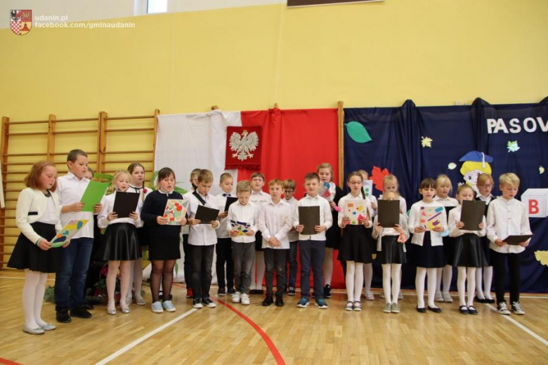 Pasowanie pierwszoklasistów w szkole podstawowej w Ujeździe Górnym